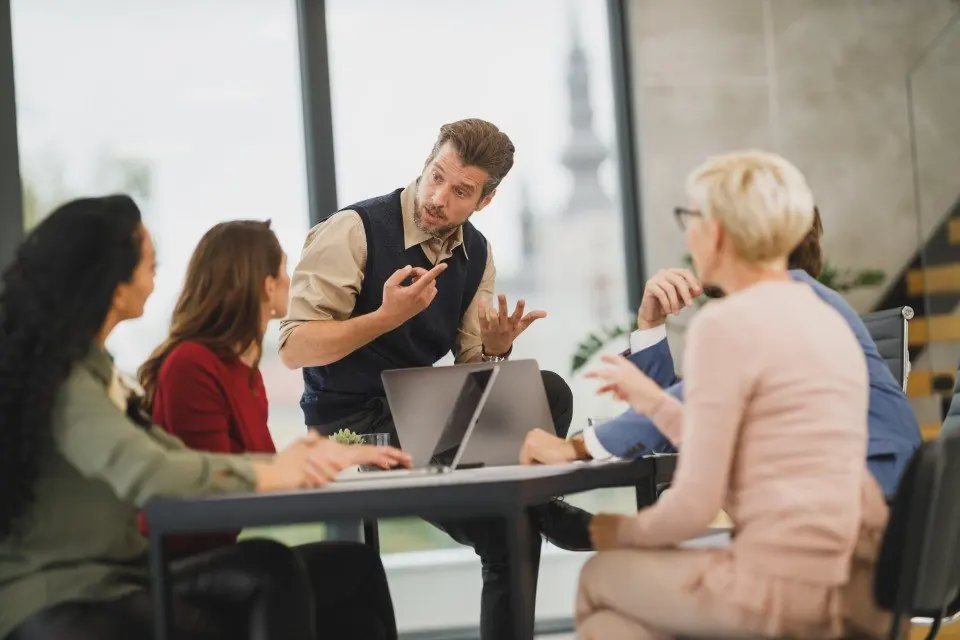Equipo de trabajo reunido alrededor de una mesa