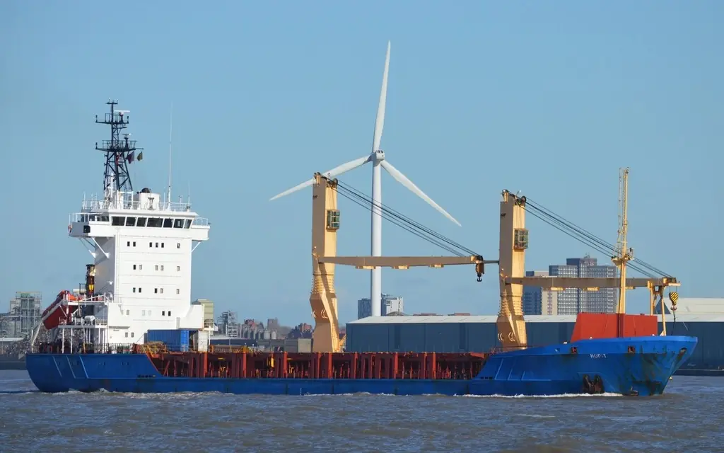 Buque de carga navegando frente a un puerto