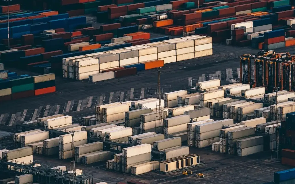 Patio de contenedores en una terminal portuaria
